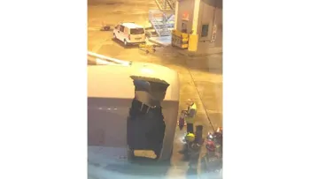 Avión aterriza de emergencia con un enorme agujero en un motor