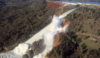El desborde de la represa de Oroville en California obligó a la evacuación de casi 200 mil personas