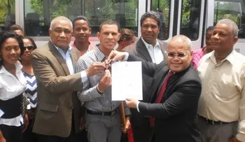 Presidencia entrega autobuses a estudiantes de Enriquillo y Ucateba, en Barahona