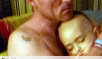 Abrazado a su padre y murió: la imagen que emociona al Reino Unido
