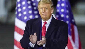 Trump promete a adultos mayores de Florida protegerlos de la COVID-19