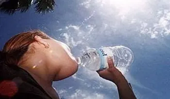 Recomiendan tomar líquido, vestir ropa ligera y no exponerse al sol por ola de calor