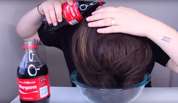 Las mujeres se están lavando el pelo con el ingrediente más inesperado
