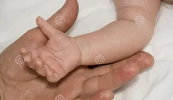 Bebé de dos meses muere atrapada entre la cama y la pared