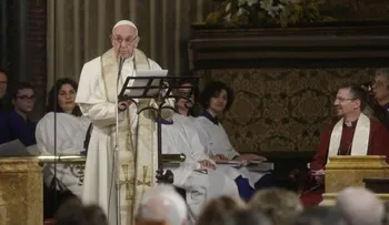 Francisco visita iglesia anglicana en Roma, la primera que hace un papa