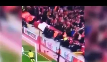 Milagro en Anfield: Se levantan de sus sillas de ruedas tras golazo del Liverpool