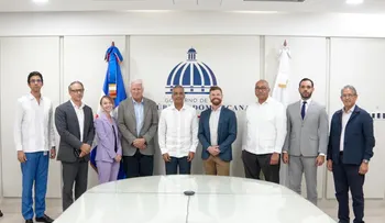 Ministro Joel Santos destaca potencial artesanía del larimar en el sector turístico dominicano