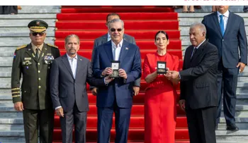 Presidente Abinader encabeza acto de homenaje a bandera nacional