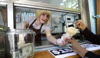 Lo que pasa con las propinas cuando sube el salario mínimo en los restaurantes