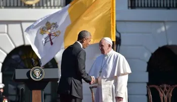 El papa urge a cambiar un sistema que excluye a millones de personas