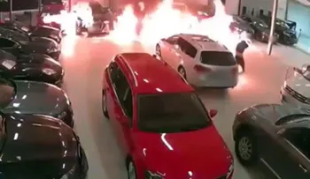 Quiso incendiar un depósito de autos de lujo y terminó prendiéndose fuego a sí mismo