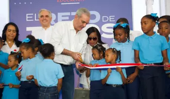 Abinader convoca a la comunidad educativa a iniciar el año escolar y inaugura techado escolar en Jimaní