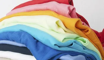 Joven inventa cómo lavar la ropa y quitarle el olor sin agua ni detergentes