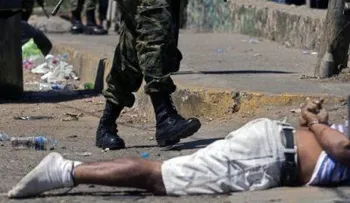 Niño palestino con una bolsa de basura a modo de chaleco antibalas se convierte en una sensación 