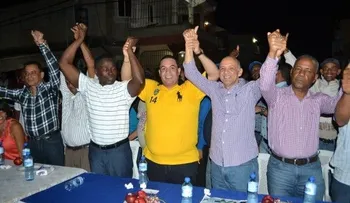 Aspirante a diputado PRM comparte cena navideña en Sabana Perdida