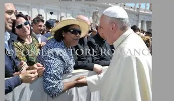 El papa Francisco saluda un grupo de periodistas dominicanos