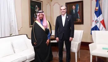 Presidente Abinader recibe en su despacho al ministro de Turismo de Arabia Saudita