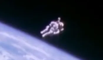Muere Bruce McCandless, el primer astronauta que flotó en el espacio sin estar atado a una nave