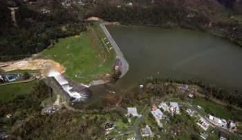 Puerto Rico, azotado por la devastación del huracán María, teme por una represa que se puede romper