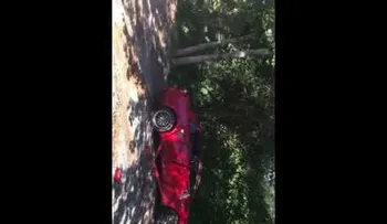 Miren como un padre castiga a su hija 