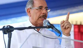 Danilo Medina se "quilla" con sacerdote, pide la palabra y â??rinde cuentasâ? 