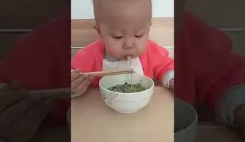 La sorprendente técnica de un bebé con lo palitos 