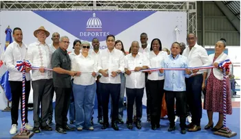 Kelvin Cruz entrega multiuso remozado en Consuelo
