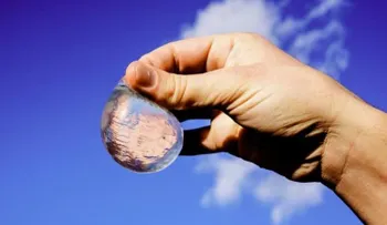 Tómate el agua y luego cómete la botella