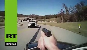 Una mujer roba un auto y lo estrella contra un vehículo policía (VIDEO)