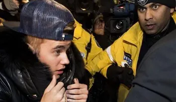 Arrestan a Bieber por varios cargos en Canadá