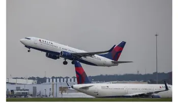 Demandan a Delta y United por vender como ventana asientos contra la pared