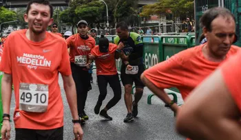 Maratón de Medellín: muere un corredor tras cruzar la meta y otro fue atropellado por un vehículo