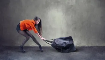 Cargar objetos pesados puede afectar nuestra salud; este es el daño que te provoca un bolso pesado