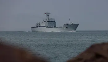 Buques de guerra chinos cerca de una isla japonesa elevan la alerta en Tokio