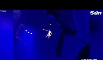 Una acróbata cae en pleno show de más de 10 metros de altura; paramédicos subieron atenderla