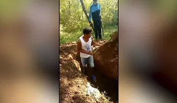 Guerra narco en Brasil: cavaron su propia fosa, los acribillaron, quemaron y difundieron el video como advertencia