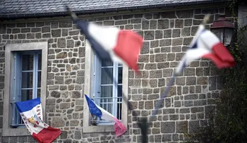 Francia recuerda a las víctimas de los ataques de París, mientras suenan los tambores de guerra