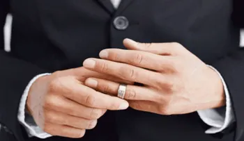 Por qué las mujeres desean más a los hombres casados 