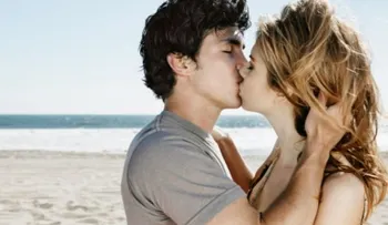 Un beso produce 80 millones de bacterias