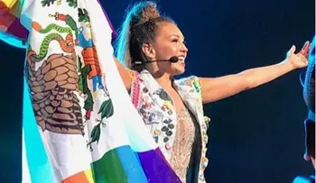 Thalía recibe ácidas críticas por mezclar bandera gay ¡con un símbolo patrio! 