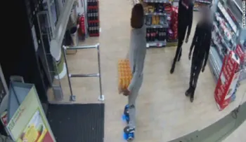 Un ladrón huye del lugar del robo... ¡en hoverboard!