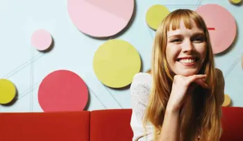 Alcanza niveles record número de mujeres jóvenes que viven con sus padres