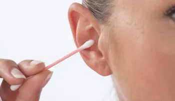 Por qué no deberías limpiarte el oído con esto