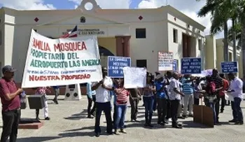 Familia protesta frente al Palacio en reclamo de terrenos del AILA