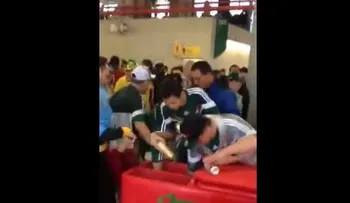 Video: Captan a fanáticos mexicanos robando cerveza en un estadio