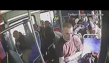 Un hombre se droga con heroína en un bus público (VIDEO)
