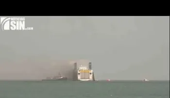 Pánico al incendiarse crucero con más de 500 pasajeros a bordo en Puerto Rico