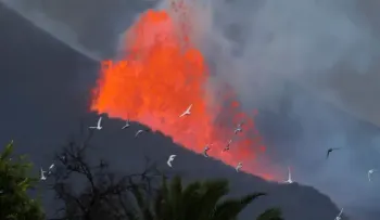 La nueva colada del volcán de La Palma, más fluida, avanza hacia el mar