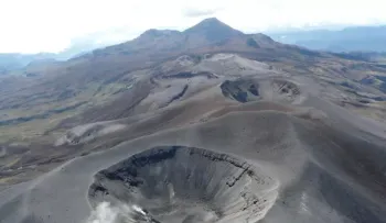 Volcán Puracé emite cenizas y gases en el suroeste de Colombia; cierran aeropuerto de Popayán