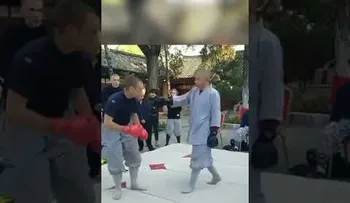 La brutal patada de un monje shaolín a un peleador de MMA. Al parecer se trató de un entrenamiento